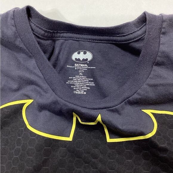 Batman Graphic T-Shirt With Cape Black and Yellow XL Men's - Picture 3 of 7